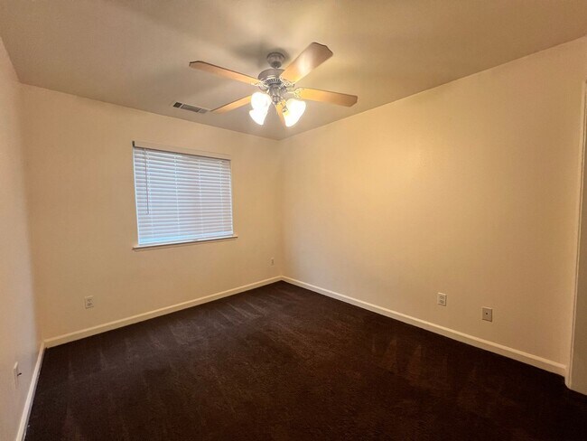 Building Photo - Beautiful West Side Madera Home