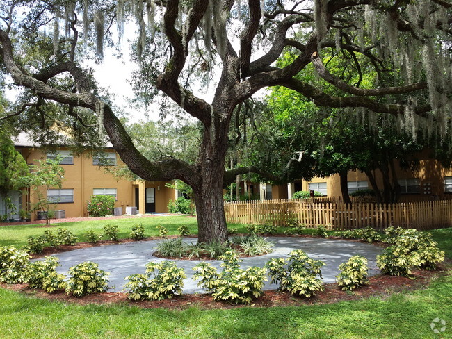 Building Photo - Oak Manor Apartment Homes