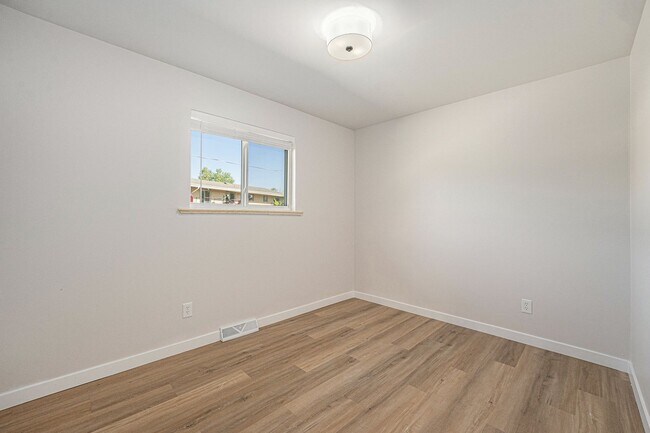 Building Photo - Spacious 6-Bed 3-Bath Home in Federal Heig...