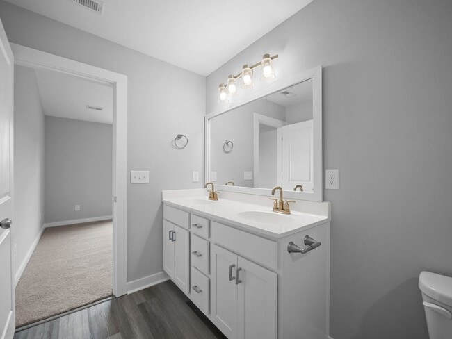 Building Photo - Large 3 story townhome near beach with com...