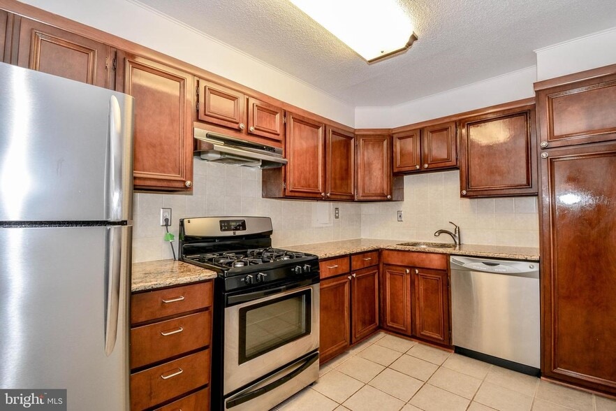Kitchen - 1300 Army Navy Dr