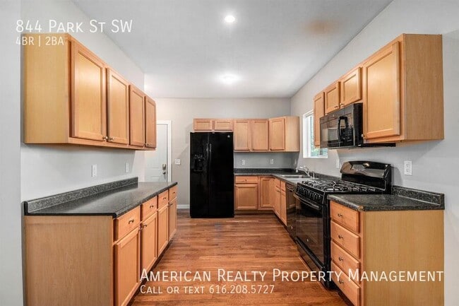 Building Photo - 844 Park St SW