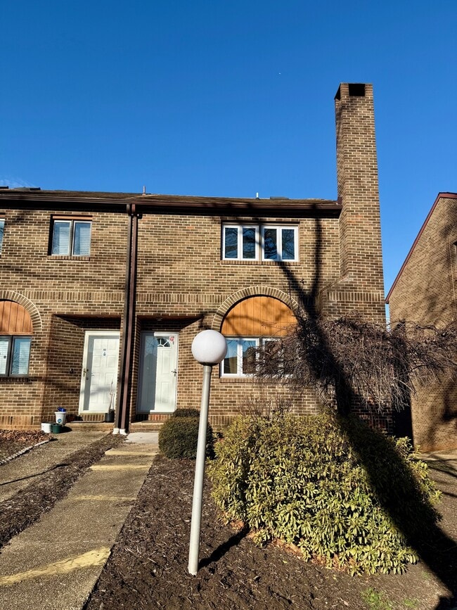 Building Photo - 28 Servan Ct