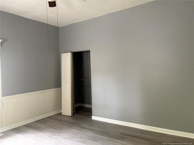 Building Photo - 211 E Edinborough Ave