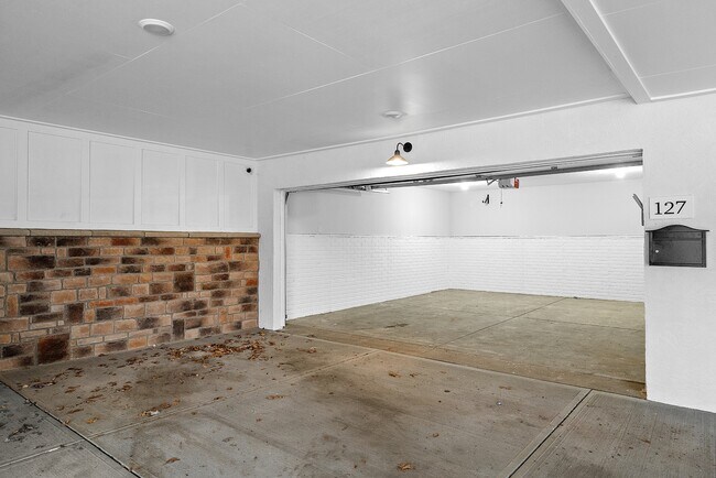 Building Photo - 127 E 8th Ave