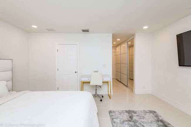 Building Photo - 1510 SE 14th Ct