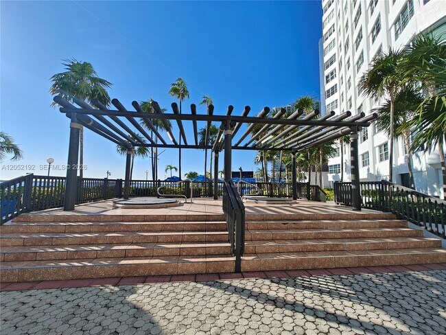 Building Photo - 825 Brickell Bay Dr