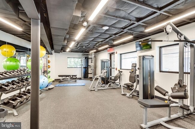 Building Photo - 3800 Fairfax Dr