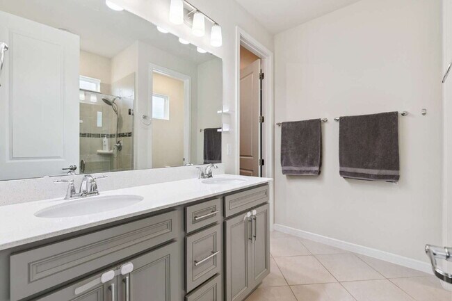 Building Photo - Discover Comfort and Space in this 4-Bed, 2-Bath Orlando Gem!