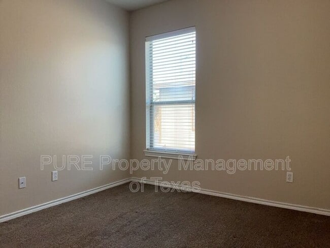 Building Photo - 215 N College St