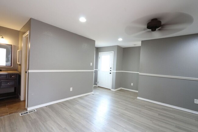 Building Photo - CHARMING 2 BEDS 2 BATHS HOME IN DALLAS FOR...