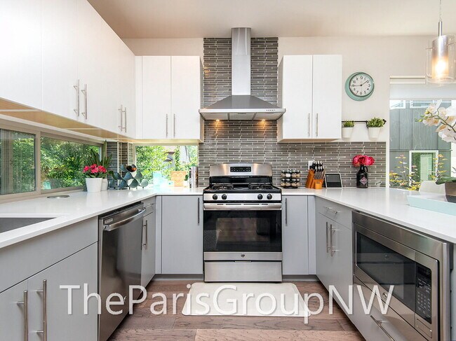 Building Photo - Stunning Mod 3BR+Den, 3.5BA Townhome * XL Roof Deck *A/C ++