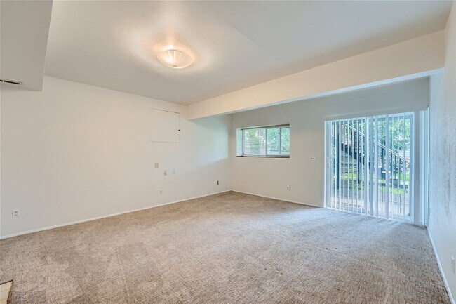 Building Photo - Amazing 4Bed/2.5Bath Home with Fully Fenced Backyard in Bellevue!