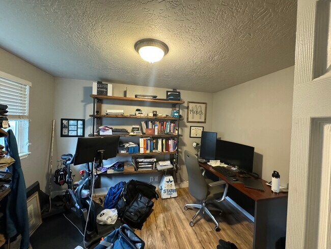 Building Photo - 1405 E Bergeson St