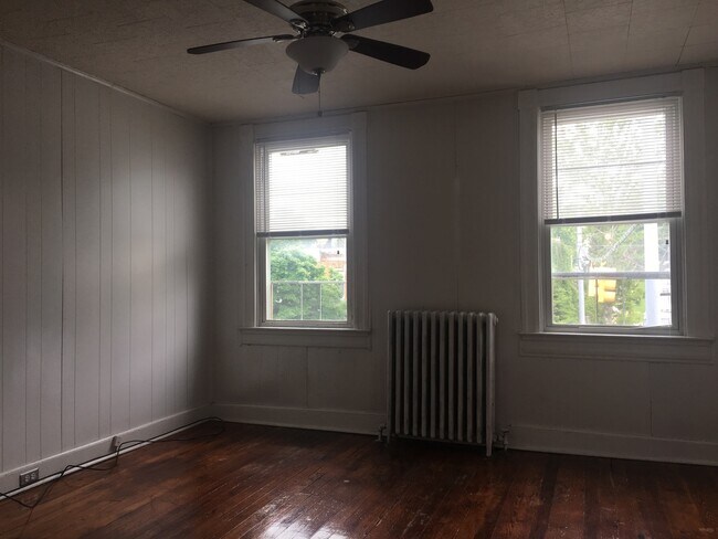 Building Photo - For Rent: Charming Retreat on Falls Rd