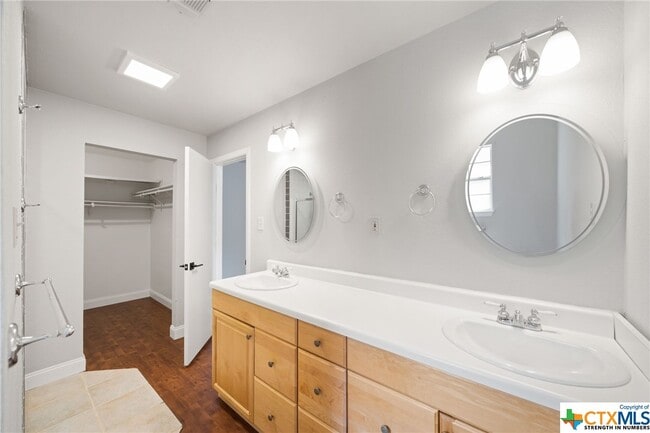 Building Photo - 1310 Scenic View Dr