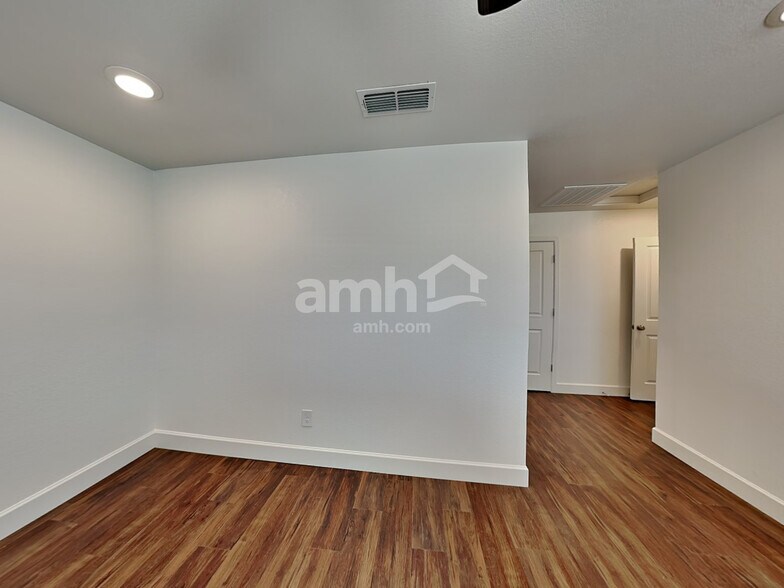 Building Photo - 4219 W St Charles Ave