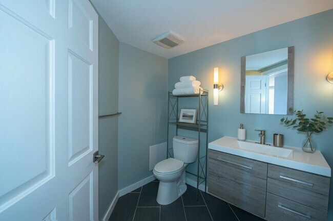 Building Photo - 6560 W Diversey Ave