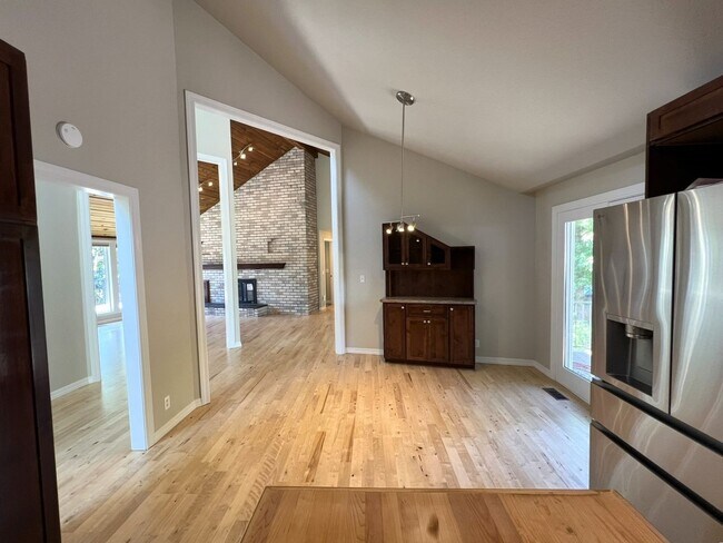 Building Photo - Fantastic 4 bed 3 bath home in the Highlan...
