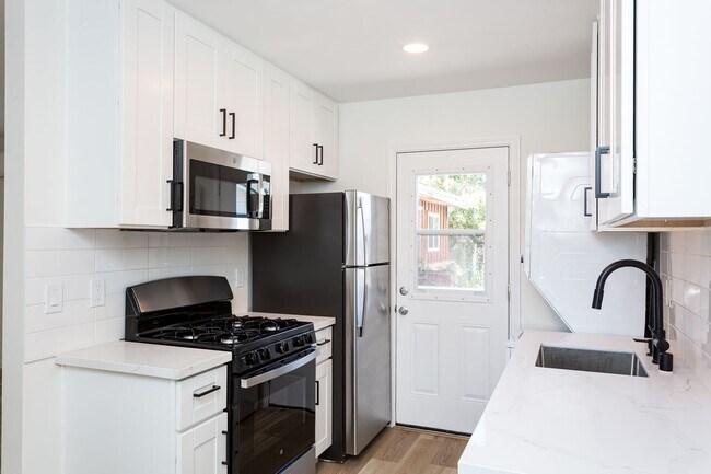 Building Photo - **PRICE REDUCED!** Amazing Renovated 1-BR ...