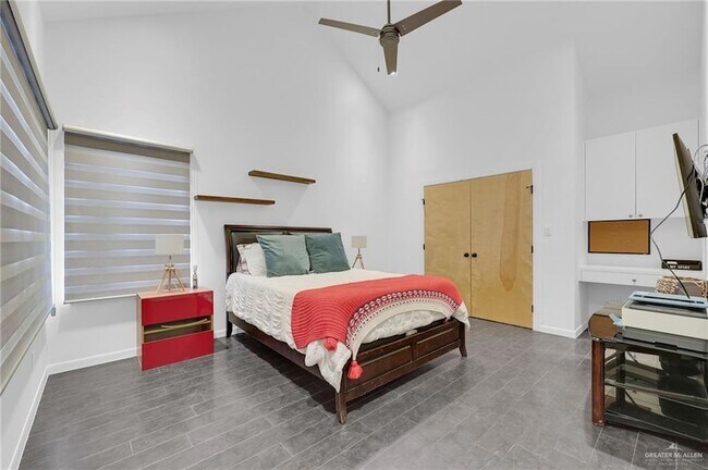 Building Photo - 2411 W Holland Ave