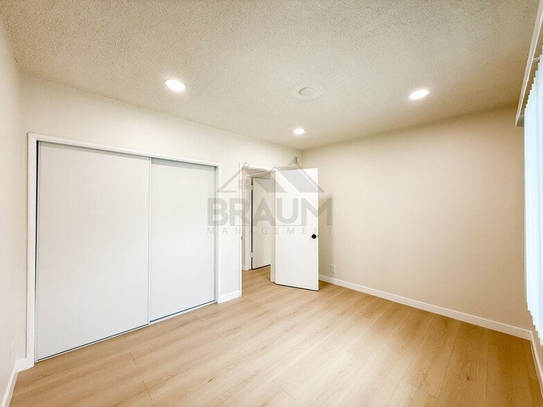 Building Photo - 13129 Oxnard St