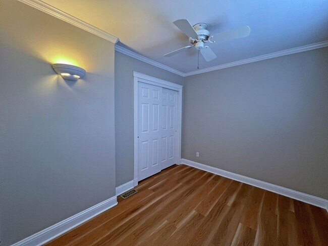 Building Photo - Charming and updated 2 bedroom, 1 bath bun...