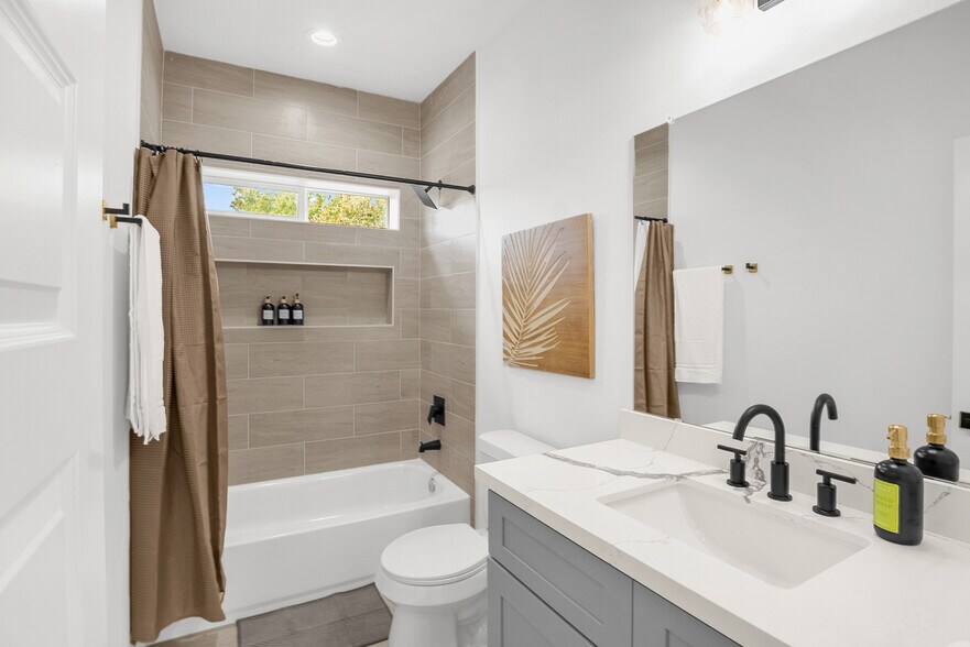 Master Bathroom - 4321 McKinley St