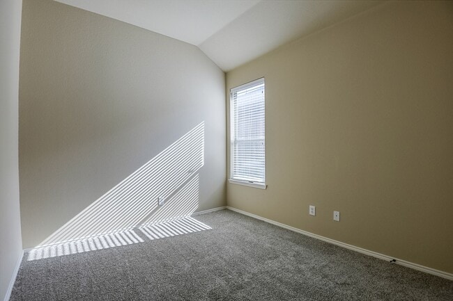 Building Photo - Available Now! Nice 3 Bedroom Townhouse lo...