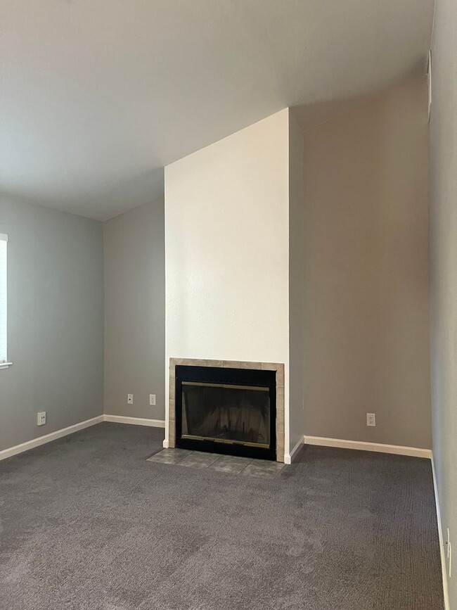 Building Photo - Rare 2 Bedroom/1.5 Bathroom Condo for Rent...