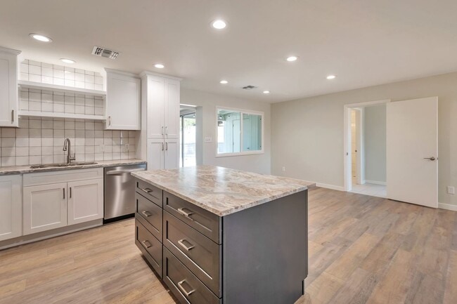 Building Photo - Amazing house on huge lot near ASU