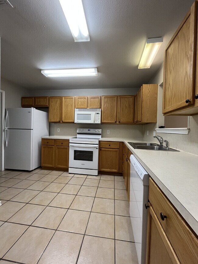 Building Photo - Pre-Leasing for Summer/Fall 2026 - Great 3/3/2 on quiet cul-de-sac street