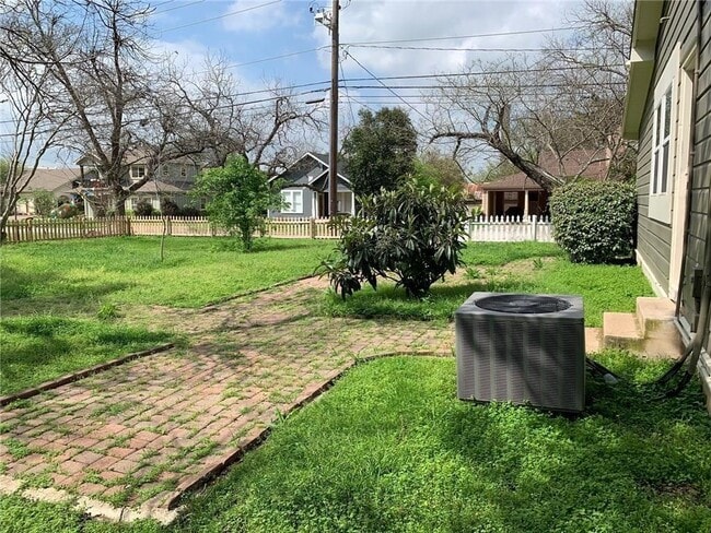 Building Photo - 1002 Forest St