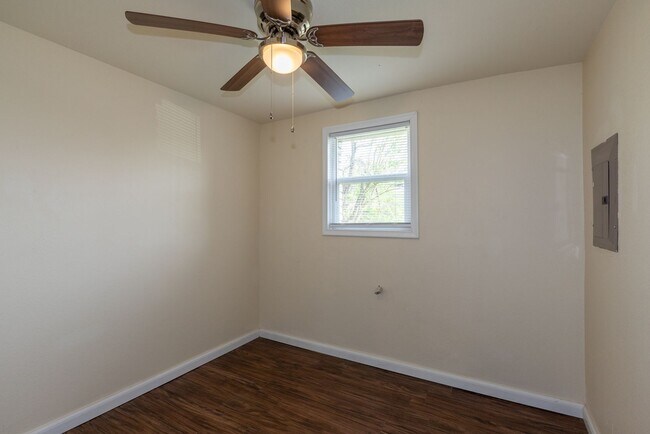 Building Photo - Beautiful 3 Bed 2 bath Coming Soon in Cowe...