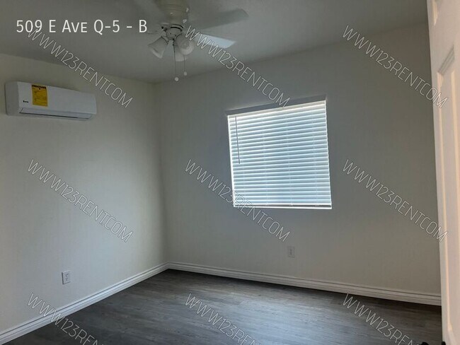 Building Photo - 509 E Ave Q-5