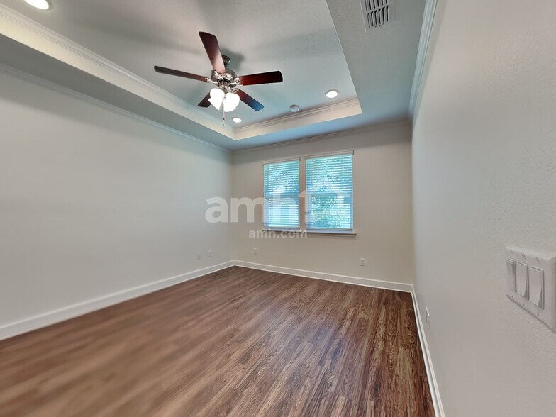 Building Photo - 484 Banyan Frst Dr