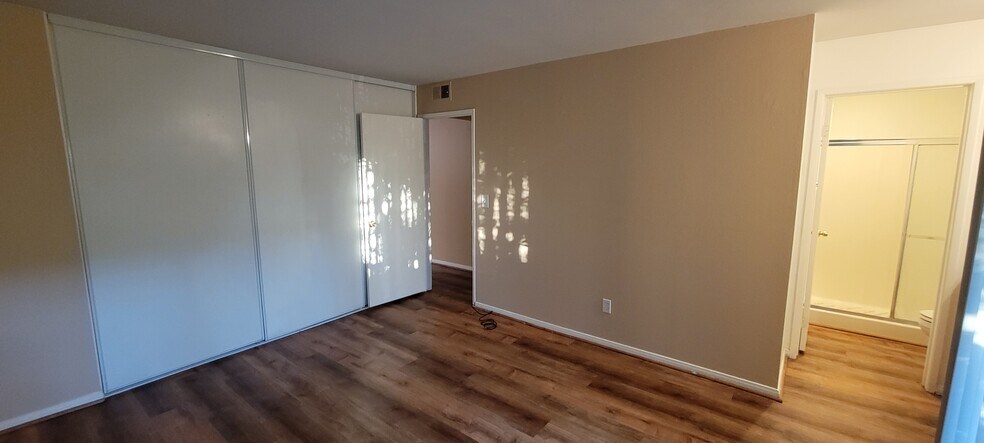 Building Photo - 1611 Hotel Cir S