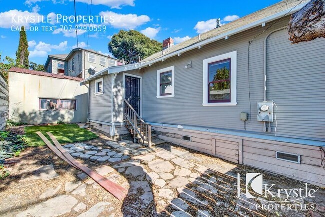 Building Photo - Spacious One Bedroom Craftsman-era Cottage