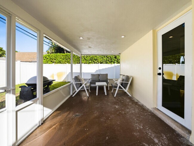 Building Photo - 4751 NE 4th Ave