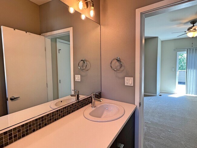 Building Photo - 2411 W Argyle Pl