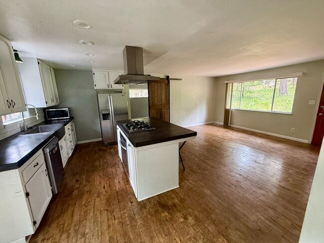 Building Photo - 11599 Upper Pine Hill Dr