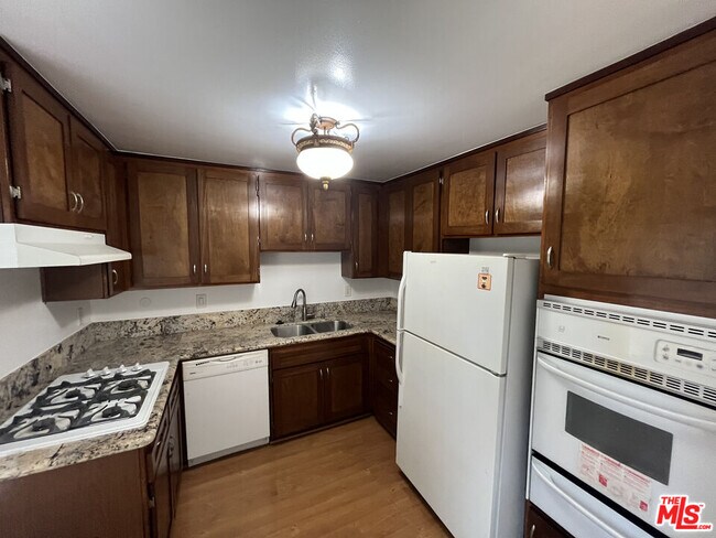 Building Photo - 430 S Maple Dr