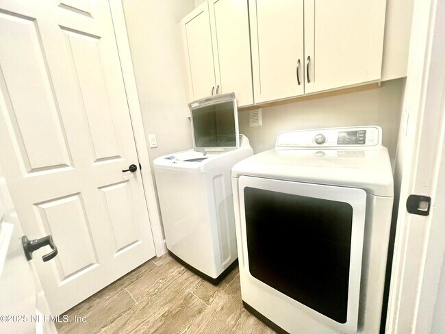 Building Photo - 242 Orchard Ln