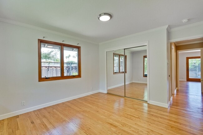 Building Photo - Excellent 3 Bedroom 2 Bath In A Great Neig...