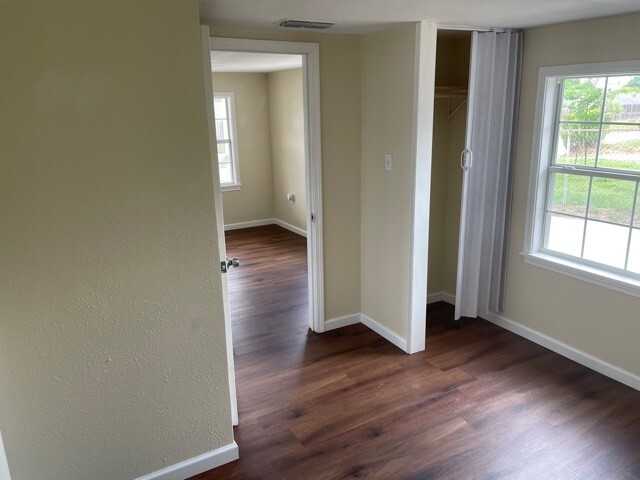 Building Photo - 2104 W Robbins St