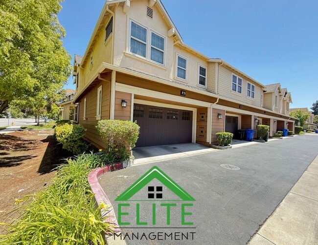 Building Photo - **Spacious and Updated Townhome in Desirab...