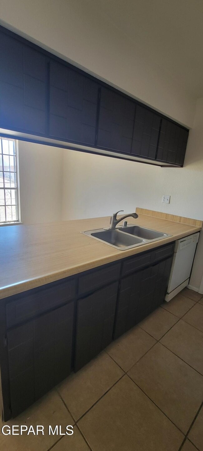 Building Photo - 5761 Longview Dr