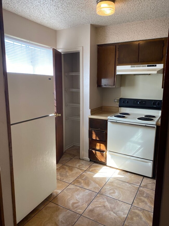 Building Photo - 2 bedroom 2 bath town home in a gated community