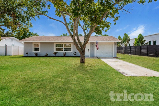 Building Photo - 2324 Bougainvillea St