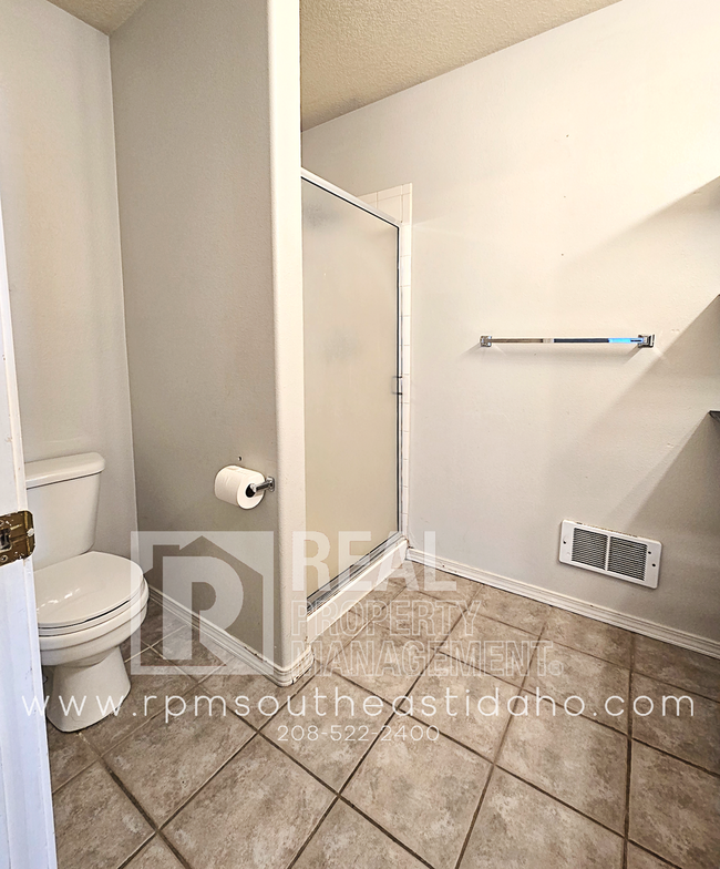 Building Photo - Spacious & Updated 2 Bedroom, 2 Bathroom Twin Home in Ammon with Fenced Backyard and Hookups (Ida...